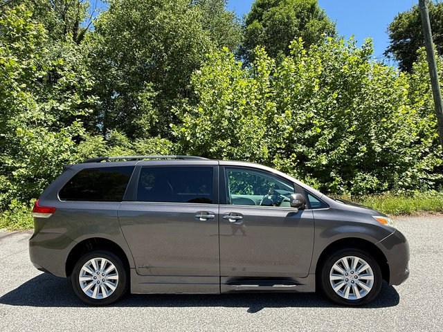 Used 2013 Toyota Sienna Limited w/ Premium Pkg FWD image 5