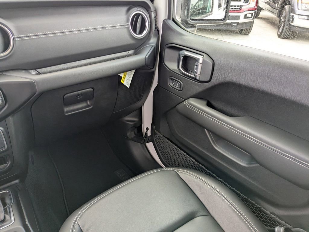 Used 2023 Jeep Wrangler Unlimited Sahara AWD/4WD image 17