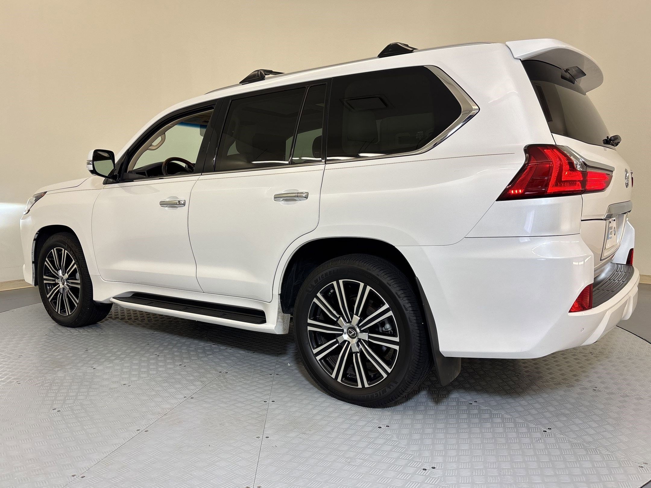 Used 2020 Lexus LX 570 4WD w/ Luxury Package image 3