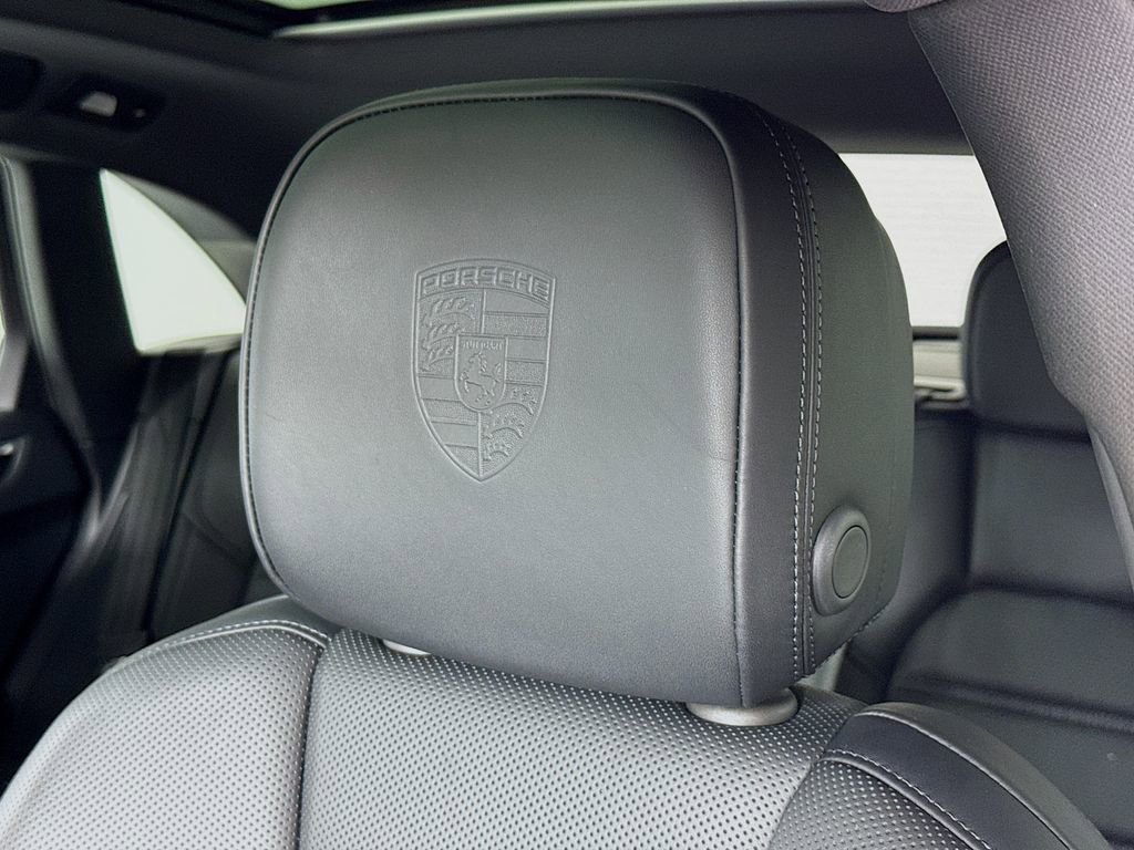 Certified 2025 Porsche Macan AWD/4WD image 14