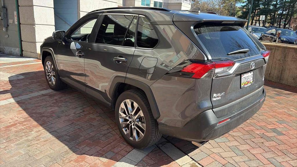 Used 2020 Toyota RAV4 XLE Premium image 5