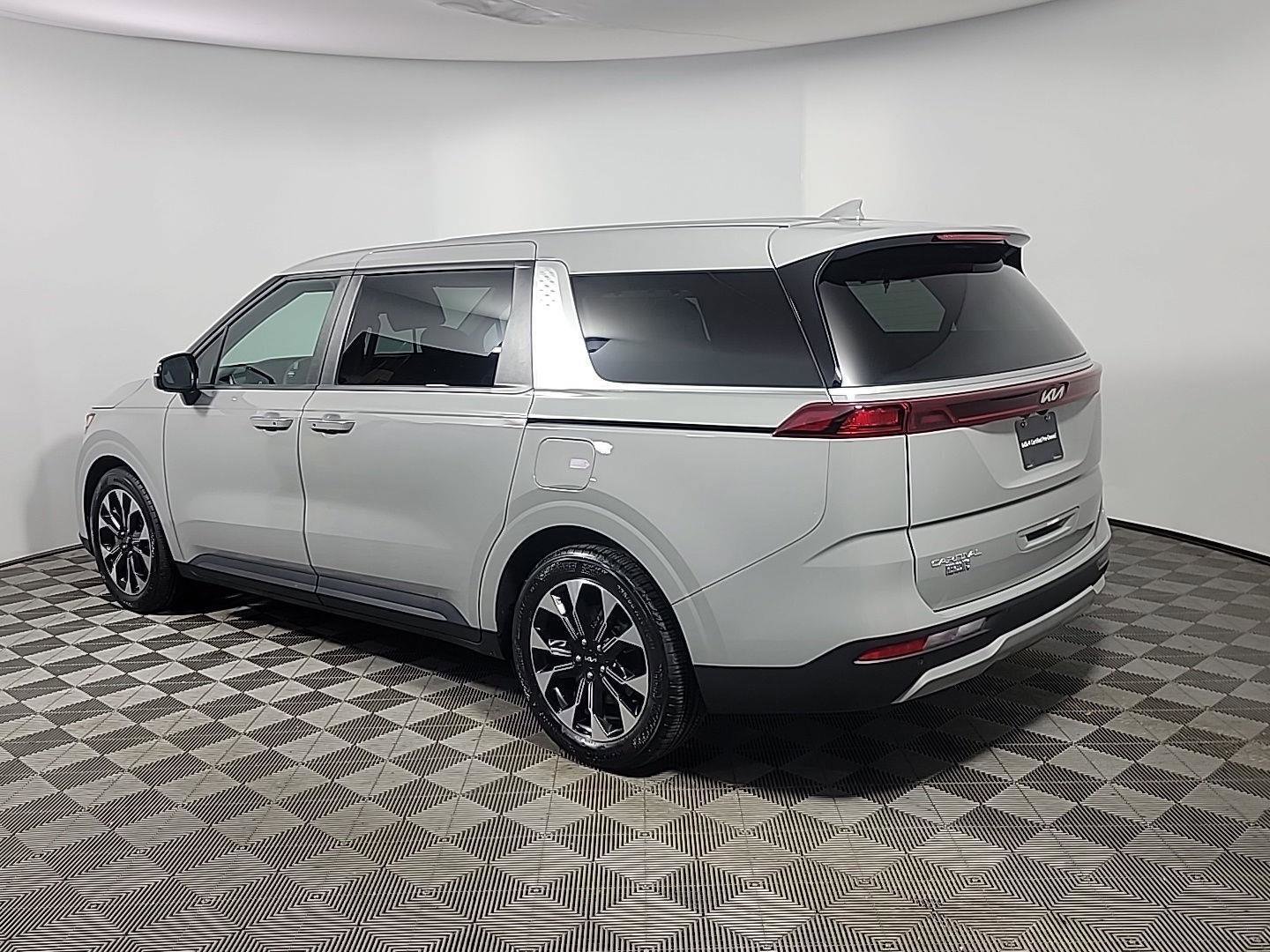 Used 2024 Kia Carnival EX image 10