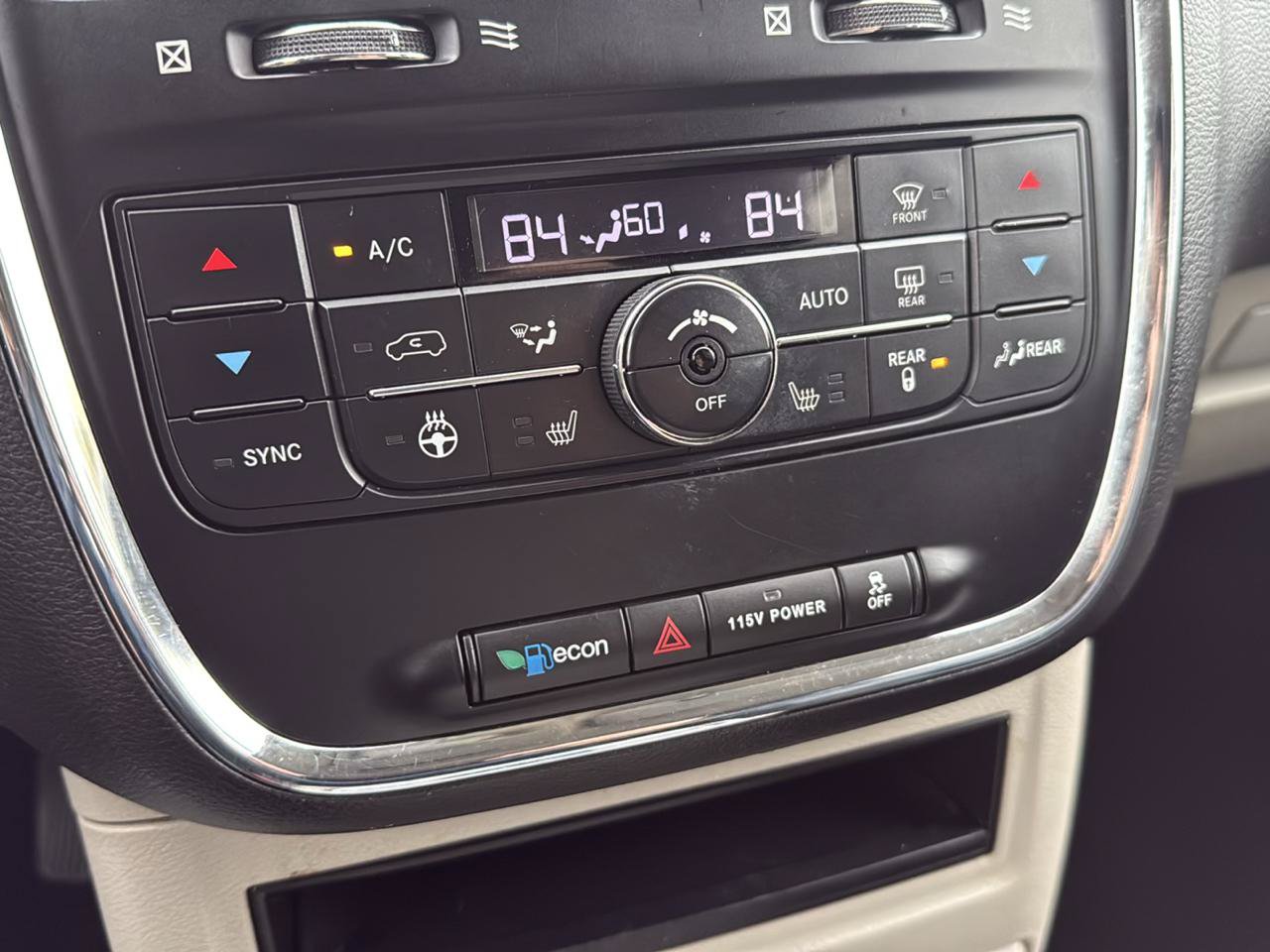 Used 2016 Chrysler Town & Country Touring w/ Driver Convenience Group FWD image 19