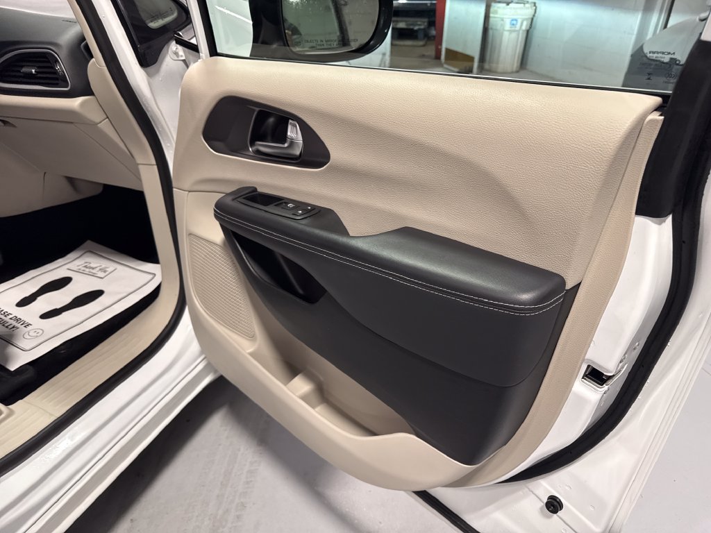 Used 2023 Chrysler Pacifica Touring-L FWD image 35