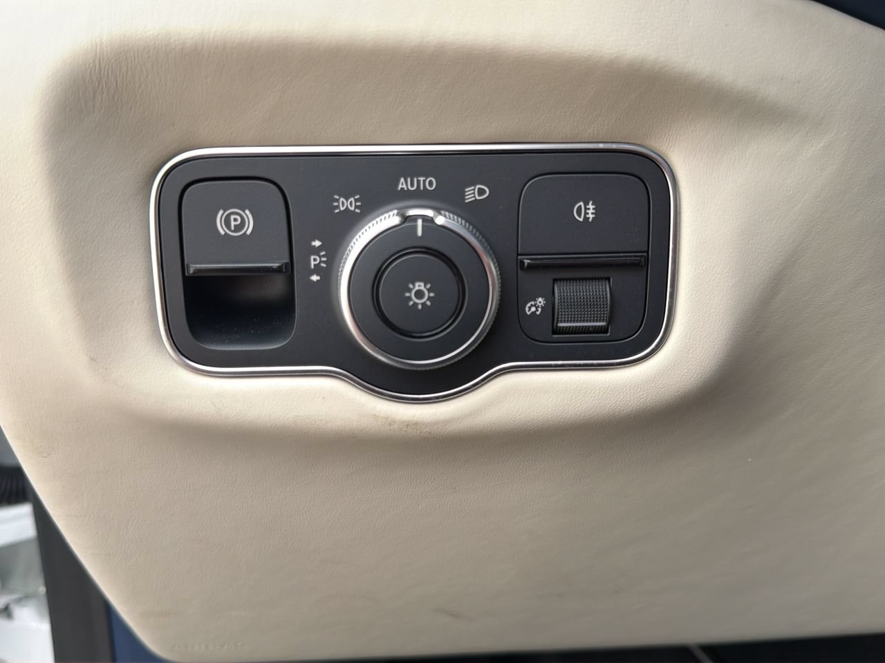 Used 2023 Aston Martin V8 Vantage Roadster RWD image 19