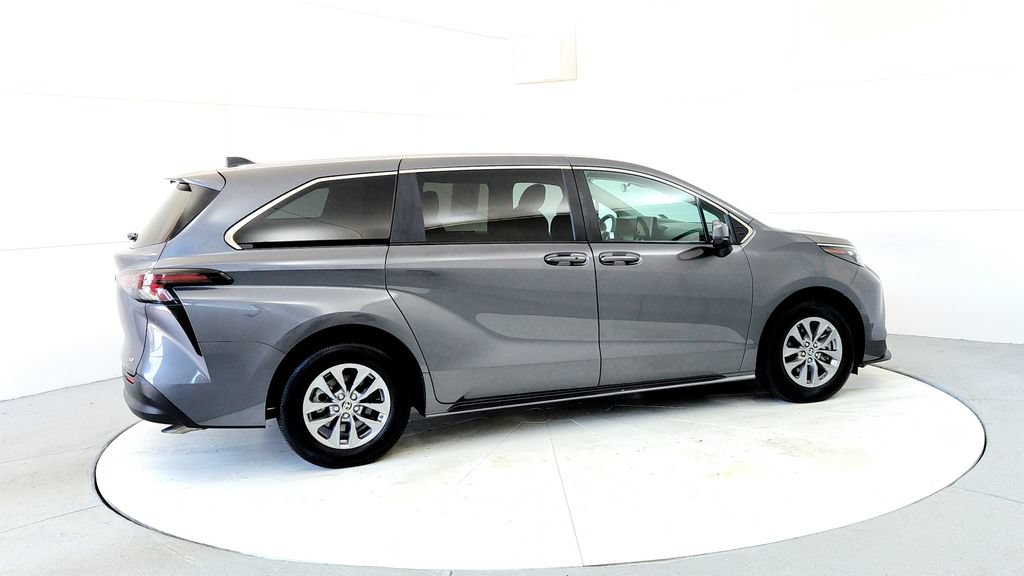 Certified 2025 Toyota Sienna LE AWD/4WD image 6