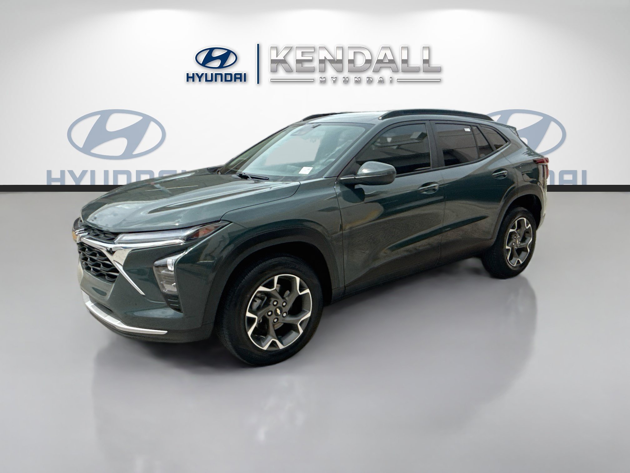 Used 2025 Chevrolet Trax LT FWD image 3