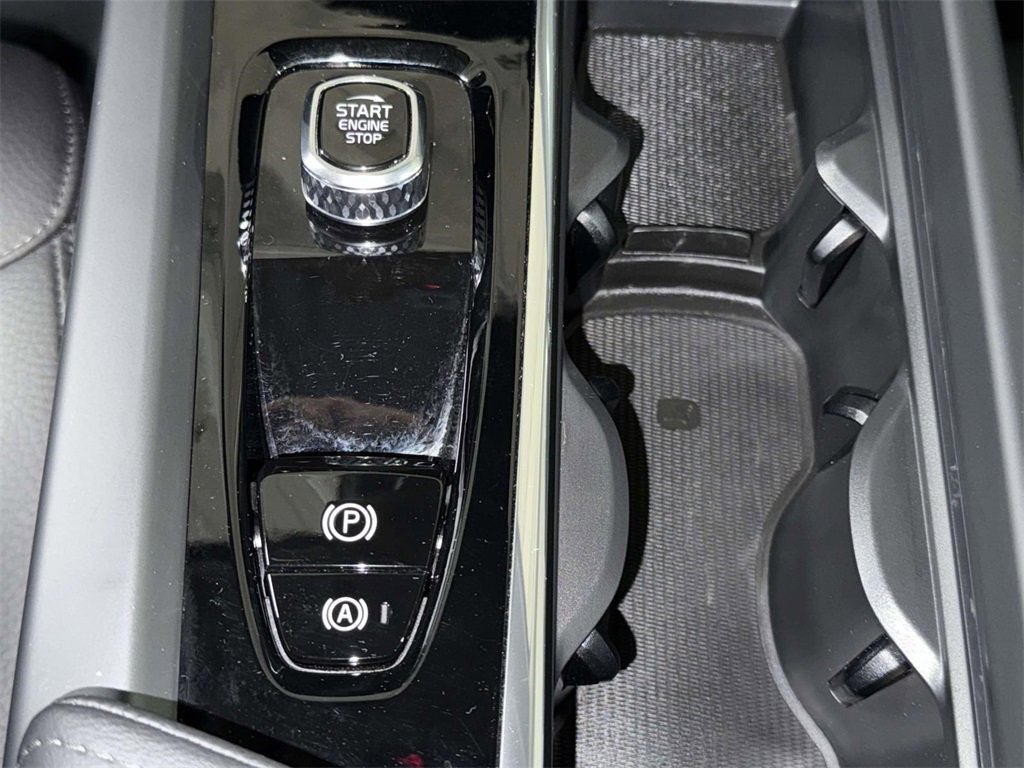 Used 2025 Volvo V60 B5 Cross Country Plus image 23