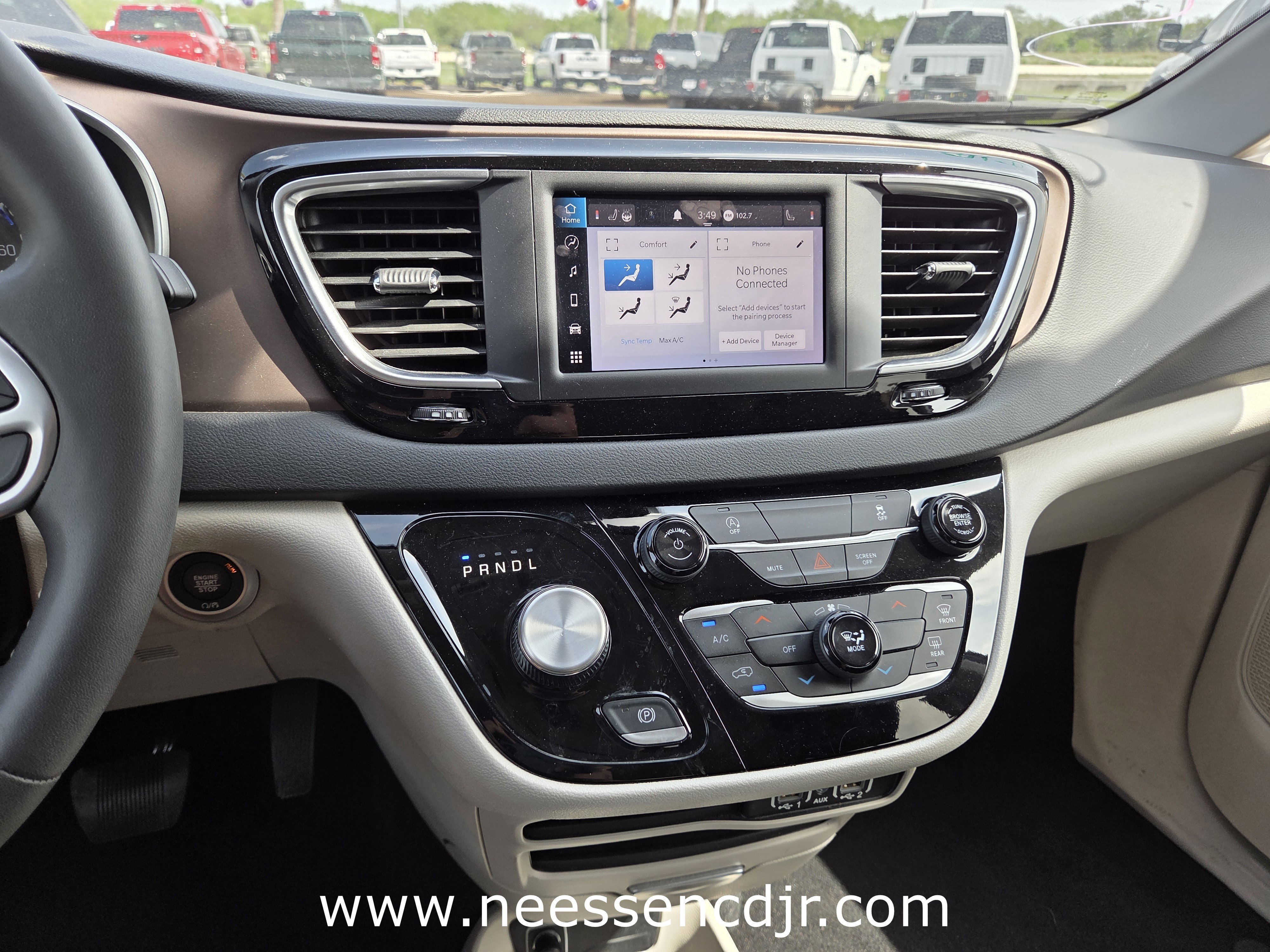 Used 2023 Chrysler Voyager LX image 8