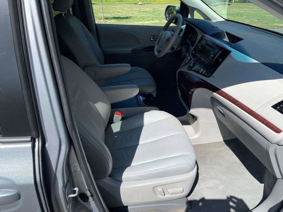 Used 2012 Toyota Sienna XLE w/ Entertainment Pkg FWD image 11