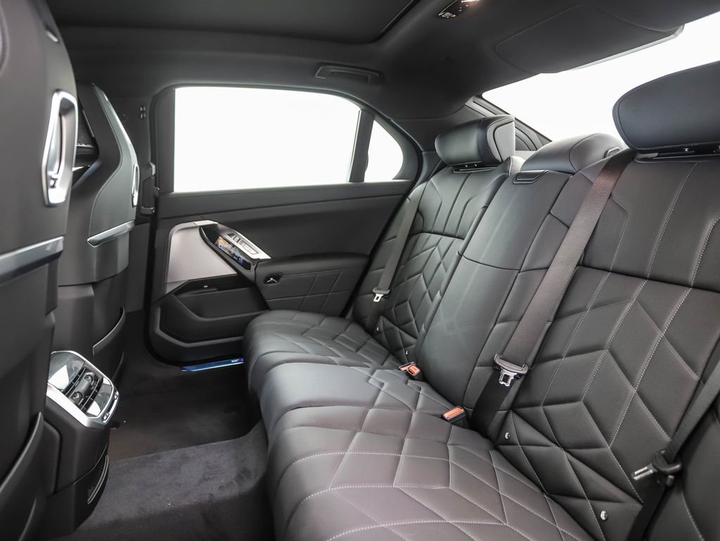 New 2025 BMW i7 xDrive60 image 23