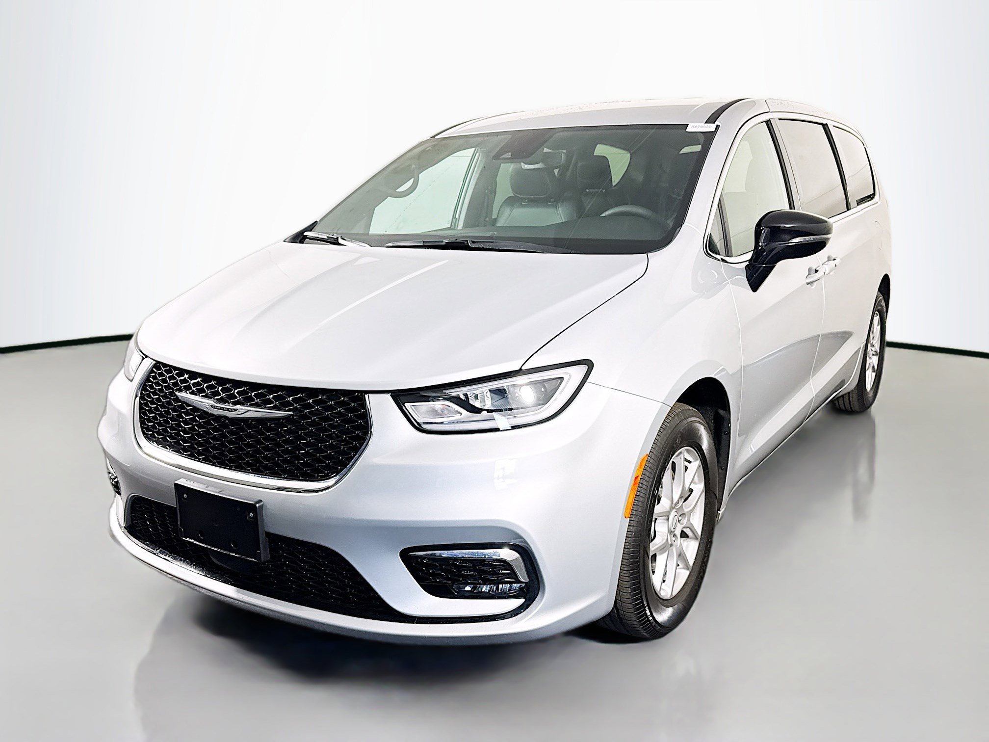 Used 2026 Chrysler Pacifica Select FWD image 4