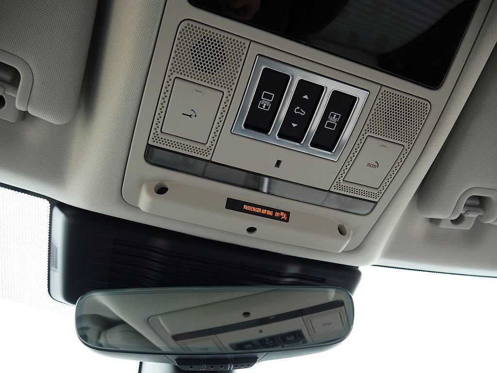 Used 2025 Land Rover Discovery Metropolitan Edition AWD/4WD image 57