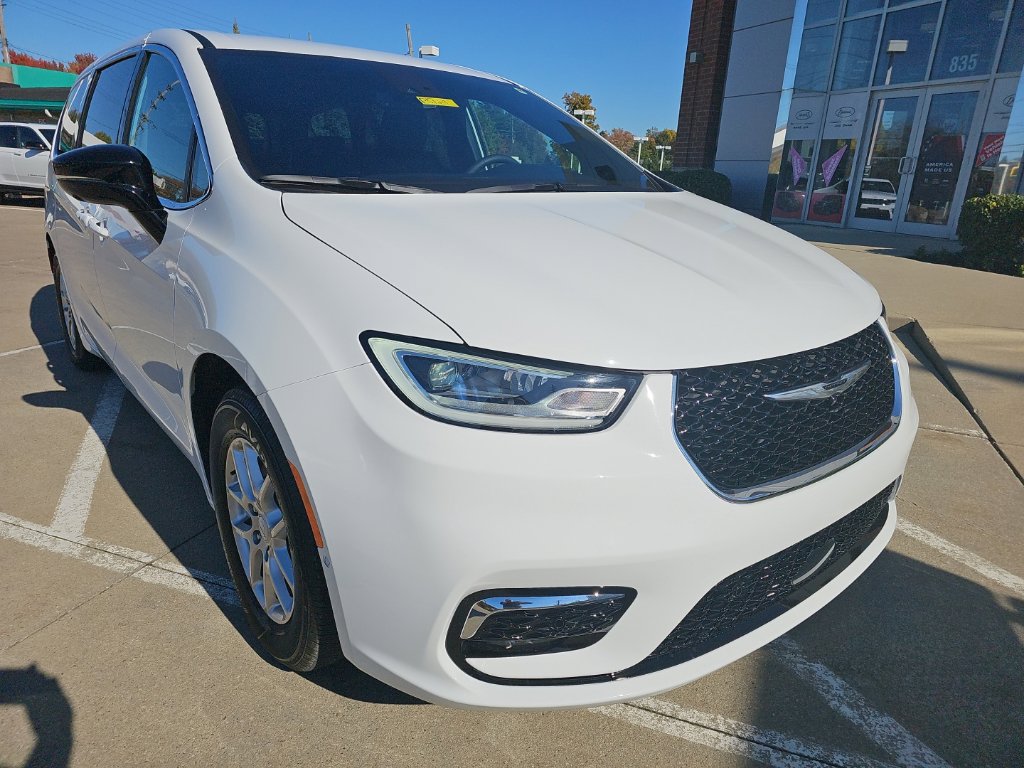 Certified 2026 Chrysler Pacifica Select FWD image 3