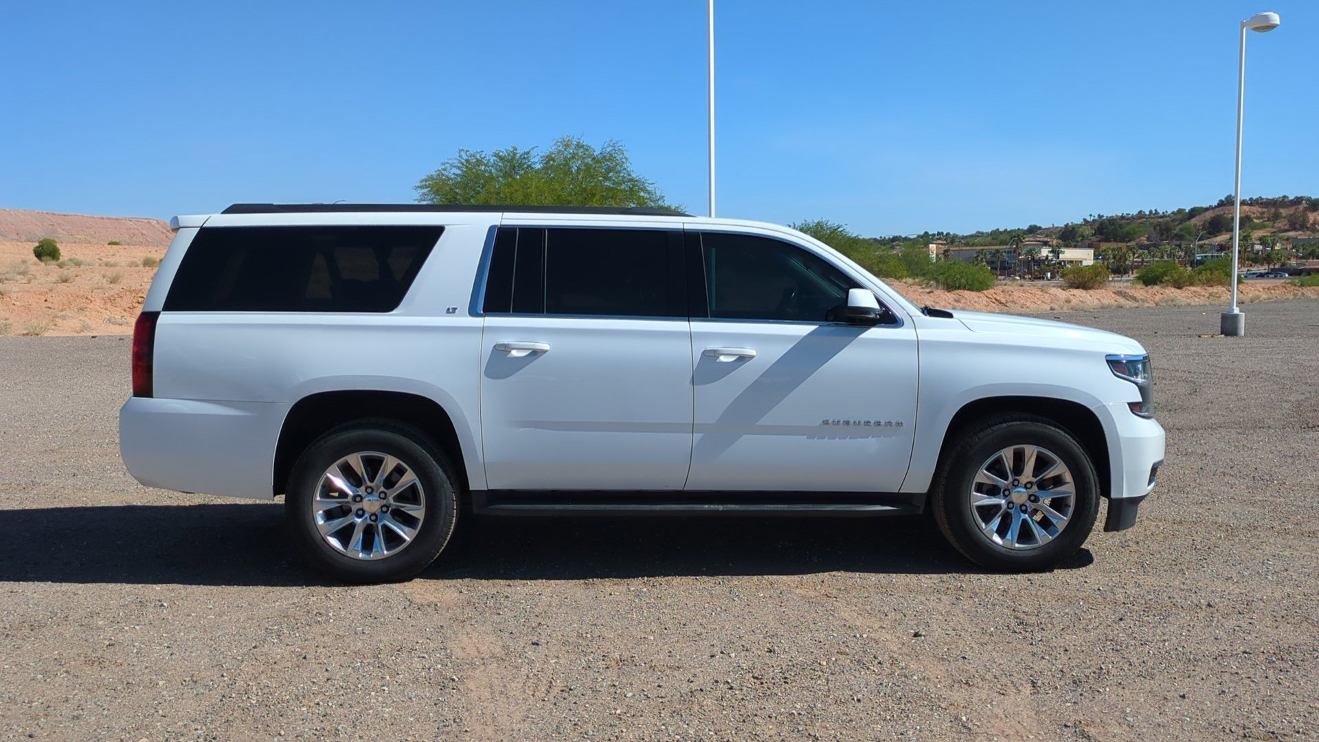Used 2019 Chevrolet Suburban LT RWD image 2