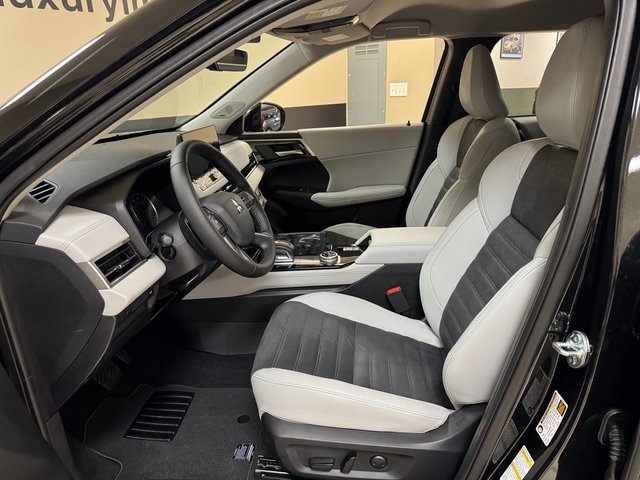 New 2025 Mitsubishi Outlander SE image 8