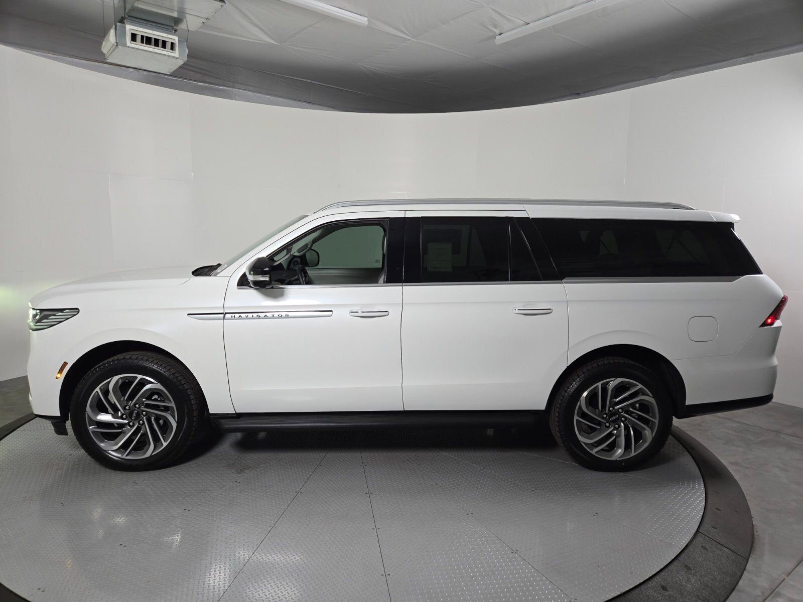 New 2026 Lincoln Navigator L Premier image 8