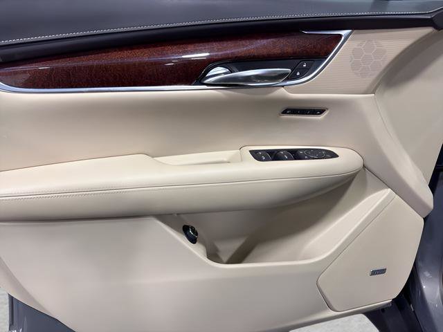 Used 2017 Cadillac XT5 Luxury w/ Driver Awareness Package FWD image 9
