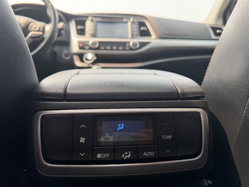 Used 2018 Toyota Highlander XLE AWD/4WD image 16