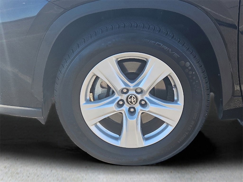 Used 2023 Toyota Highlander L image 11