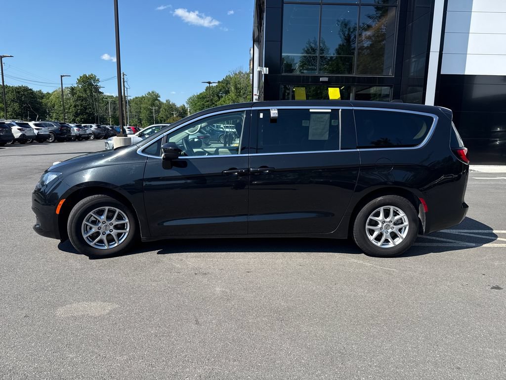 Used 2023 Chrysler Voyager LX FWD image 2