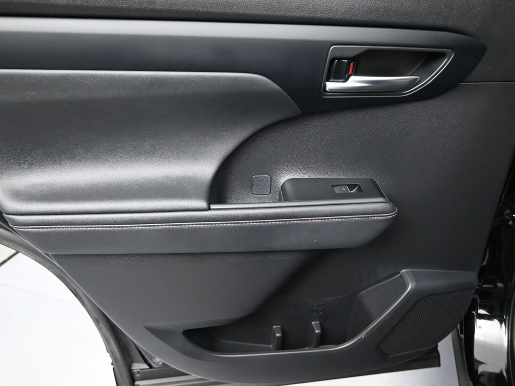 Used 2023 Toyota Highlander Bronze Edition image 23