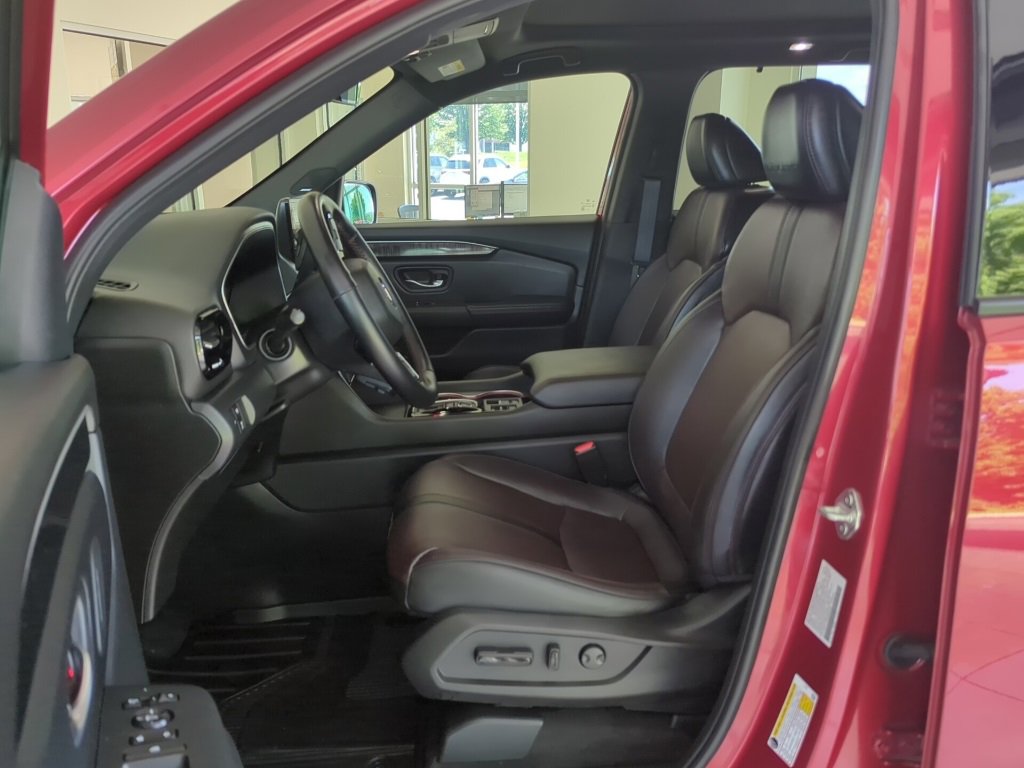 Used 2025 Honda Pilot Black Edition image 12