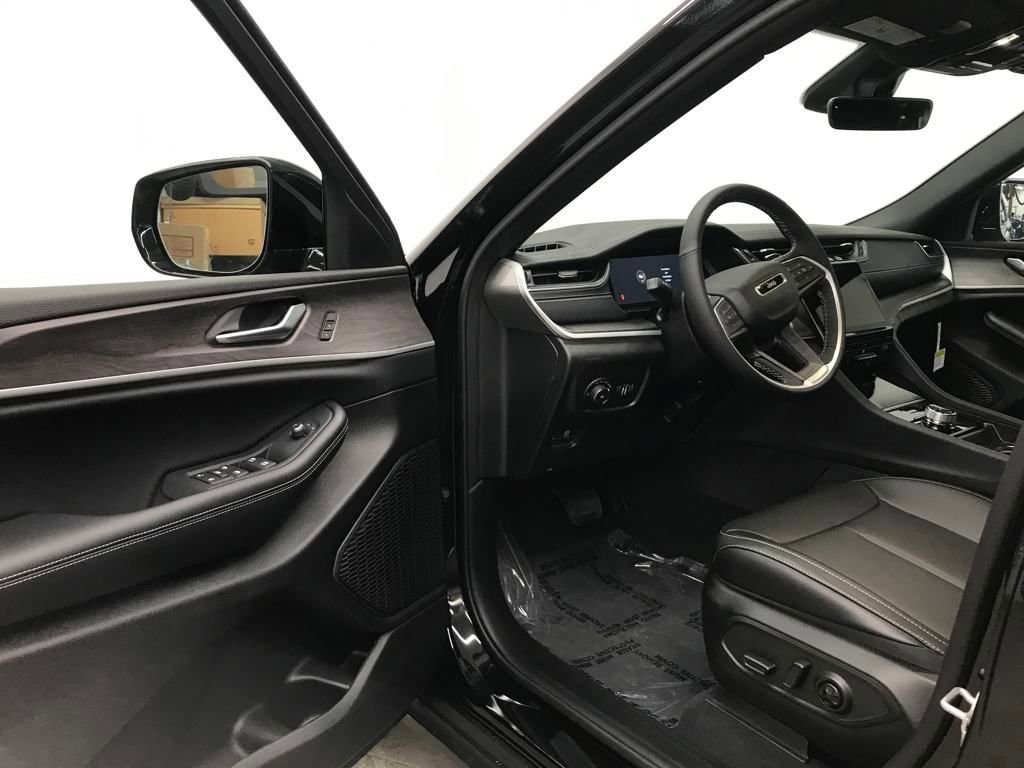 New 2025 Jeep Grand Cherokee L Limited image 13