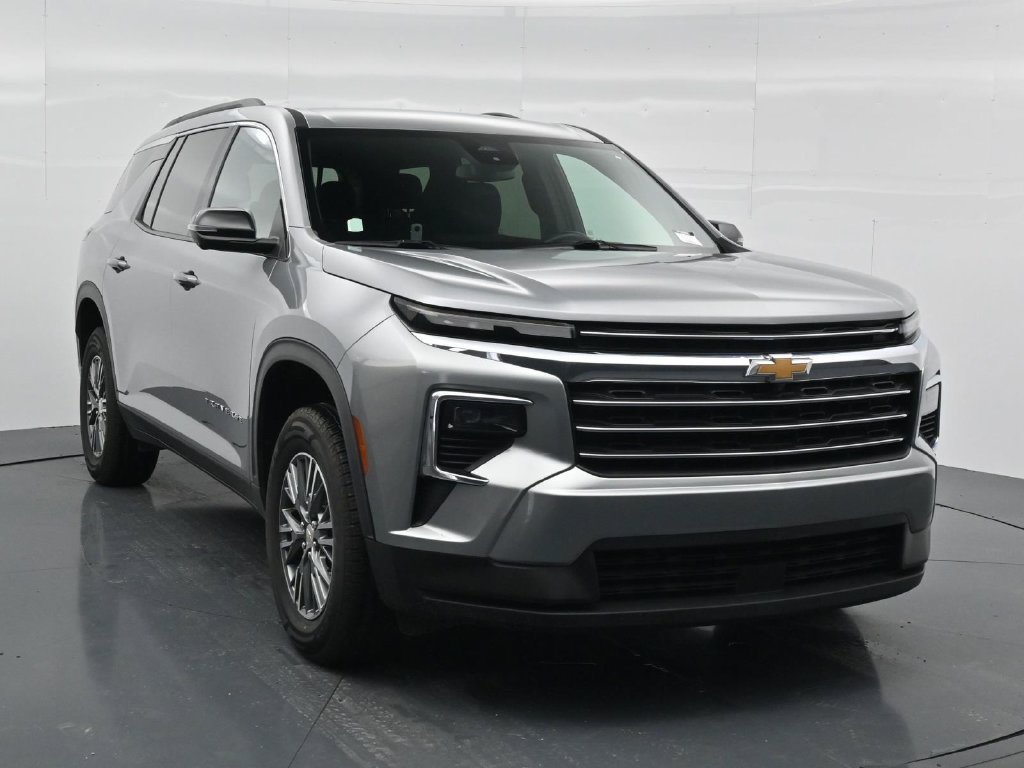 Used 2024 Chevrolet Traverse LT FWD image 3