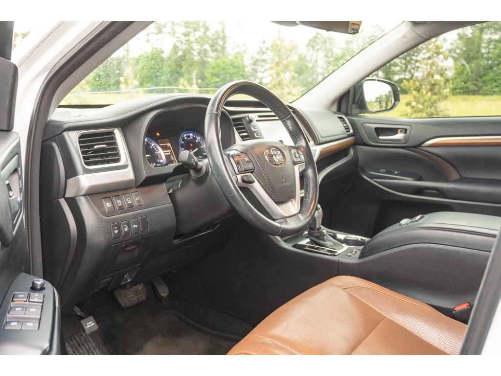Used 2017 Toyota Highlander Limited Platinum AWD/4WD image 11
