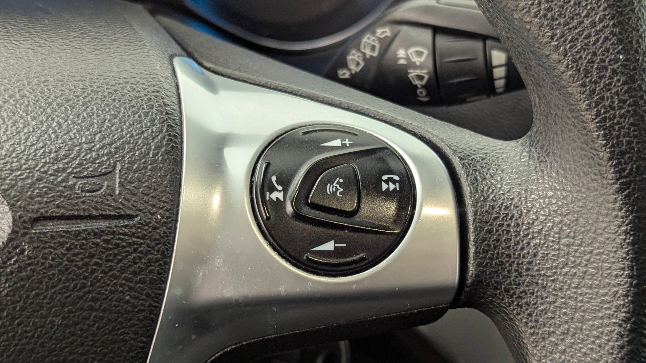 Used 2015 Ford Escape SE w/ SE Chrome Package image 25