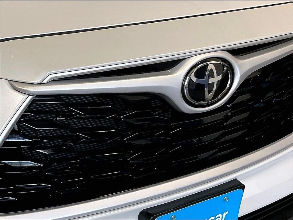Used 2023 Toyota Highlander XLE AWD/4WD image 32