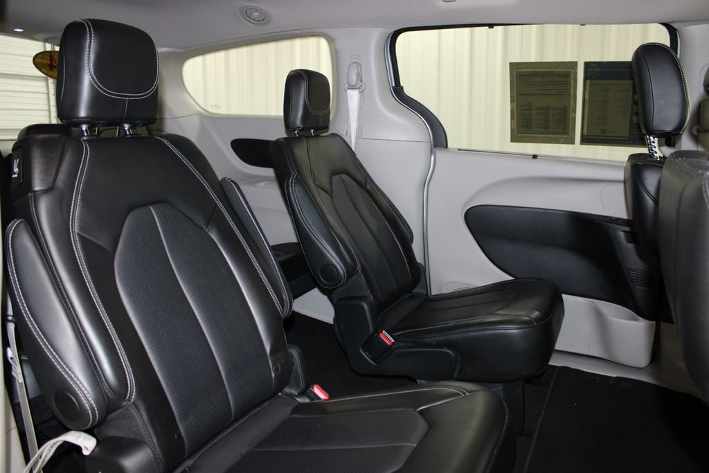 Used 2024 Chrysler Pacifica Touring-L image 31