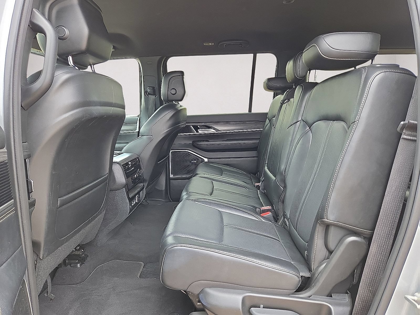 Used 2024 Jeep Wagoneer Series II w/ Flexible Seating Group RWD image 15