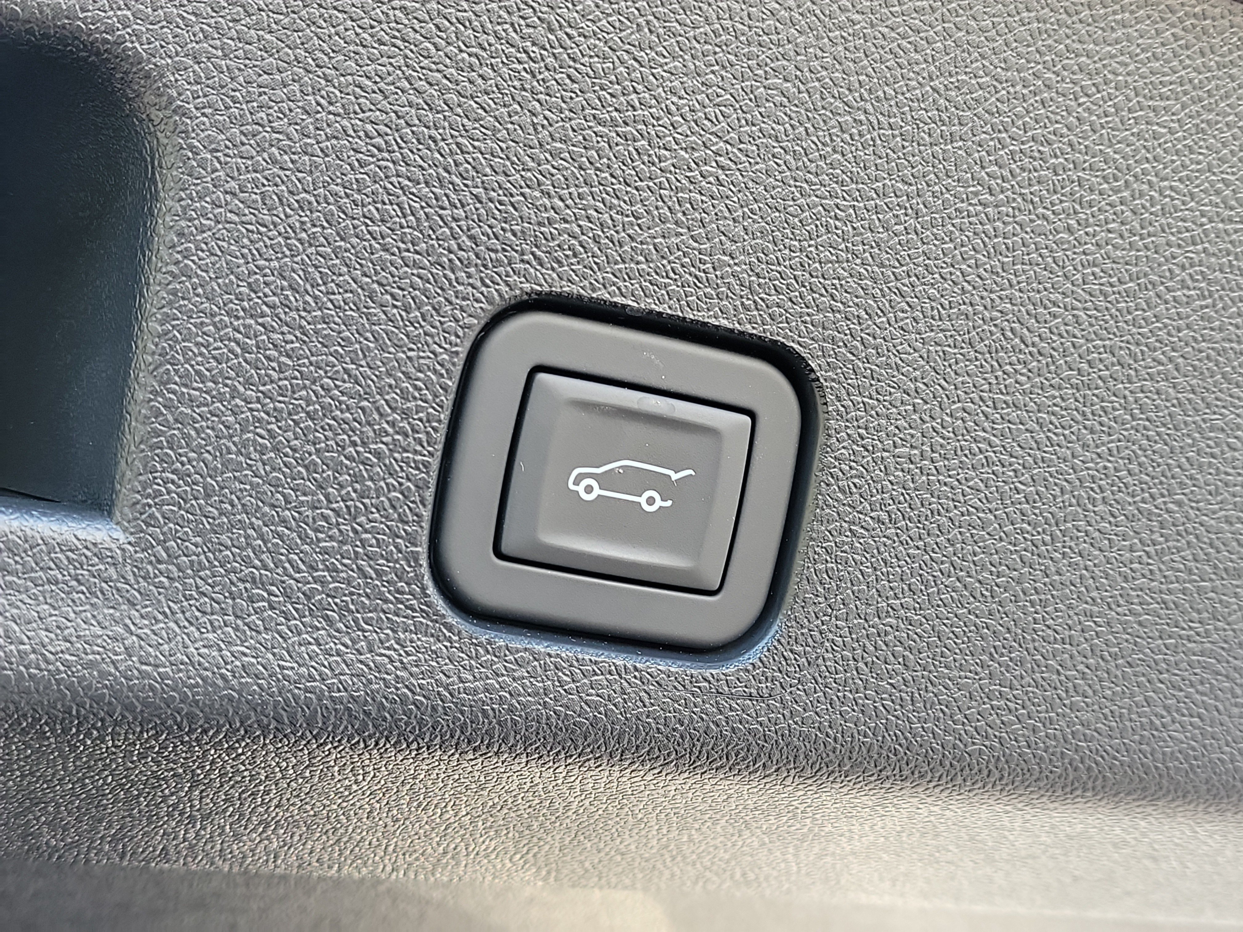 Used 2025 Chevrolet Traverse High Country w/ LPO, Floor Liner Package FWD image 9