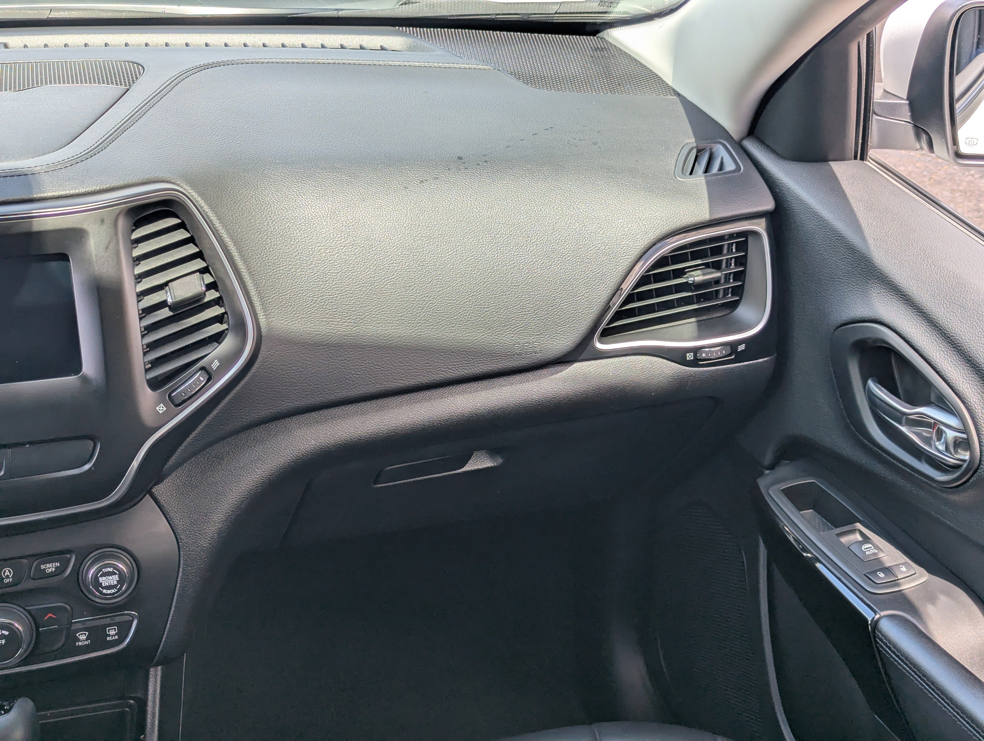 Used 2019 Jeep Cherokee Latitude Plus FWD image 15