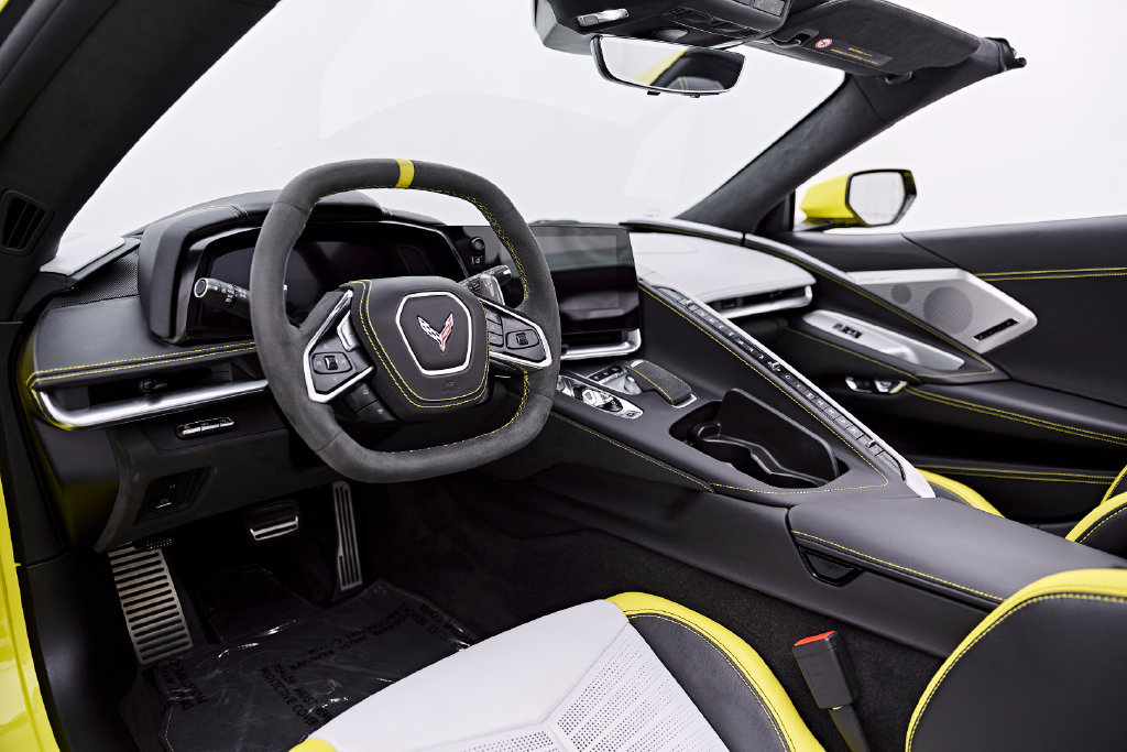 Used 2022 Chevrolet Corvette Stingray Premium Conv w/ Z51 Performance Package RWD image 2