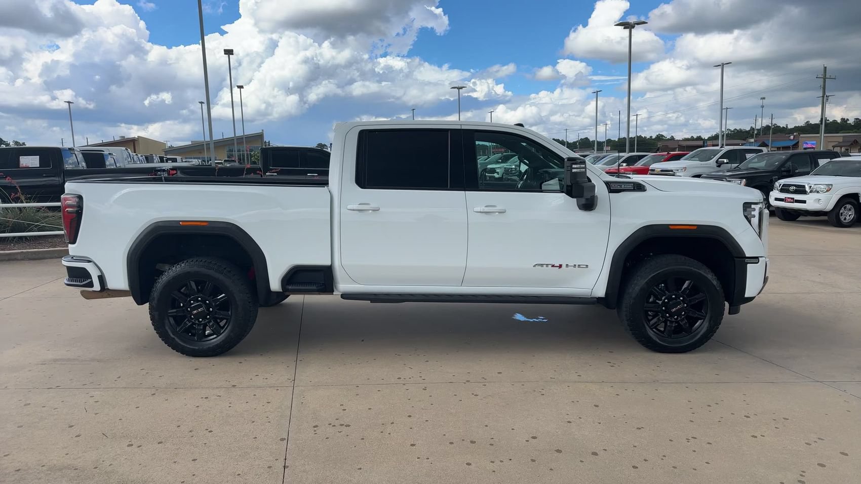 Used 2024 GMC Sierra 2500 AT4 w/ Technology Package AWD/4WD image 9