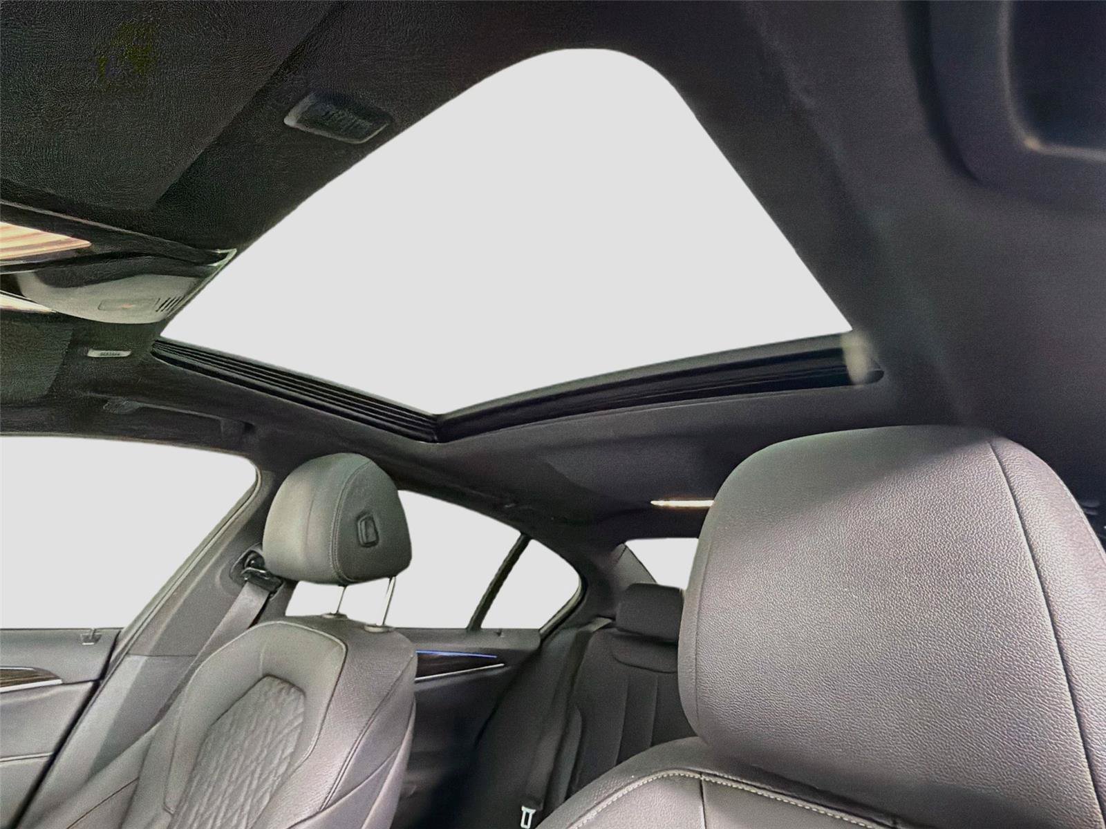 Used 2021 BMW 530e w/ Convenience Package RWD image 22
