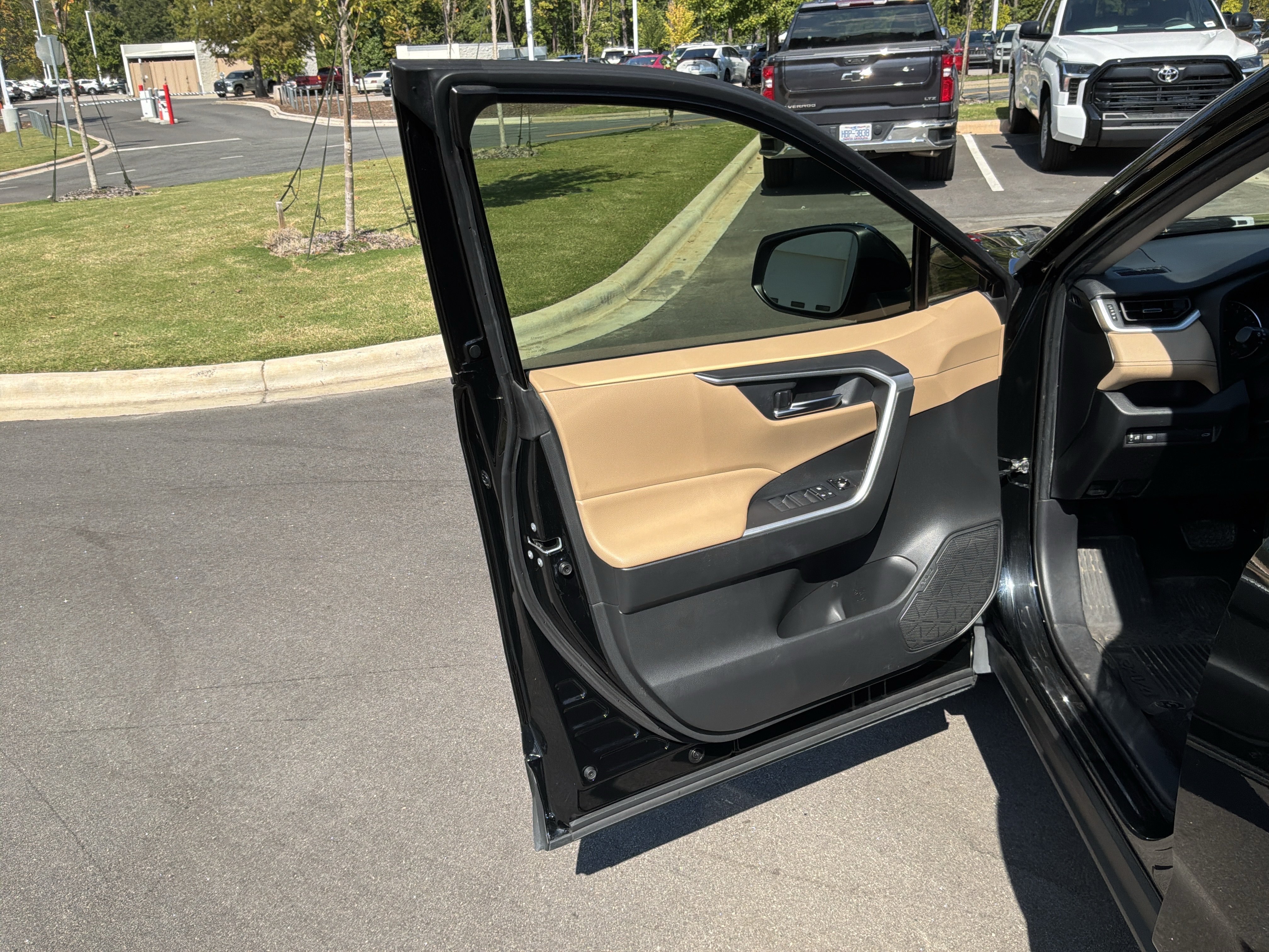 Used 2020 Toyota RAV4 XLE Premium FWD image 14