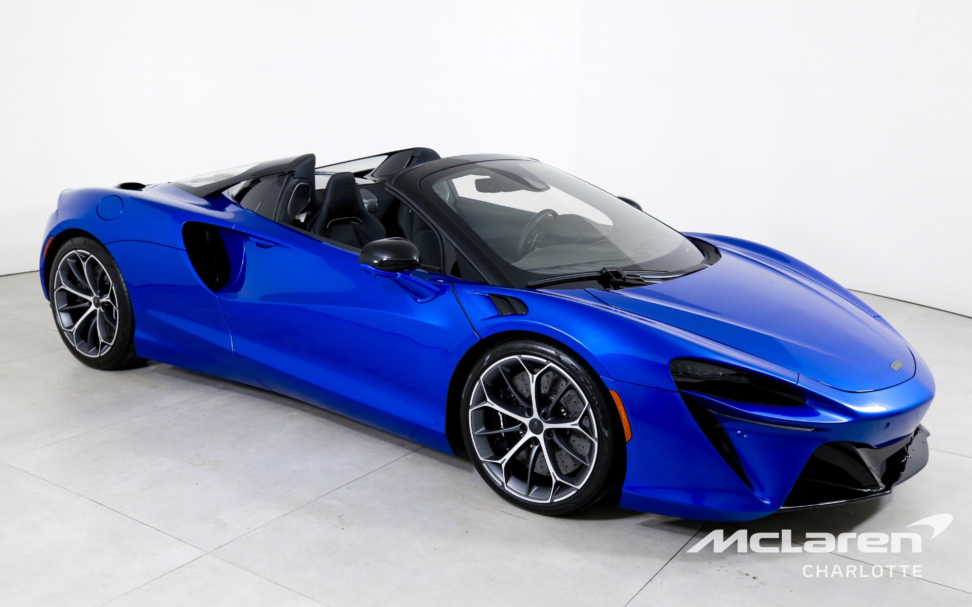 Used 2025 McLaren Artura Spider image 5