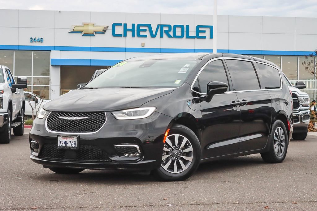 Used 2024 Chrysler Pacifica Select