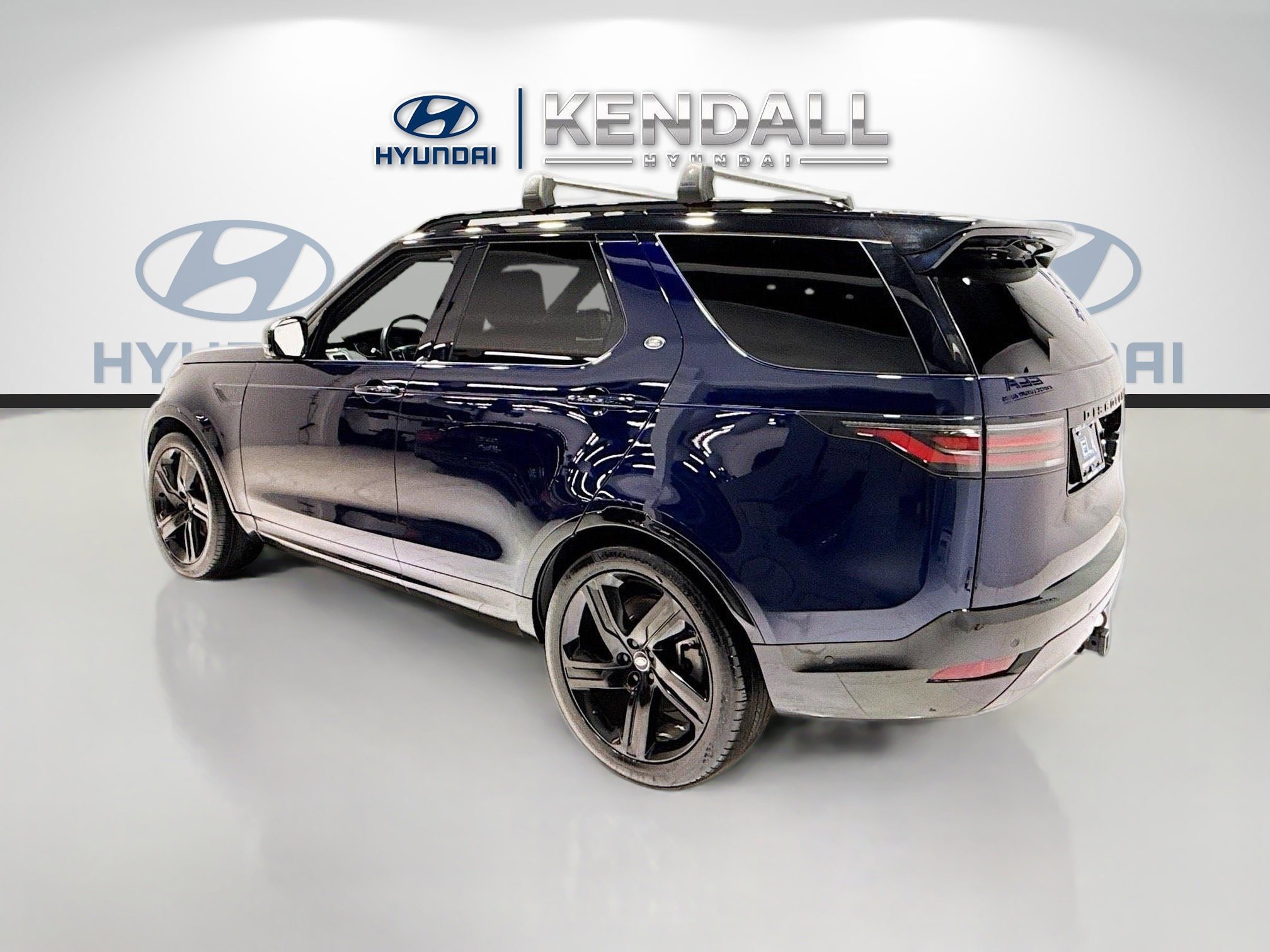 Used 2023 Land Rover Discovery HSE R-Dynamic AWD/4WD image 4