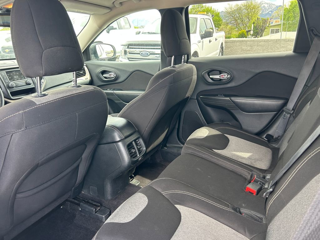 Used 2016 Jeep Cherokee Sport FWD image 29