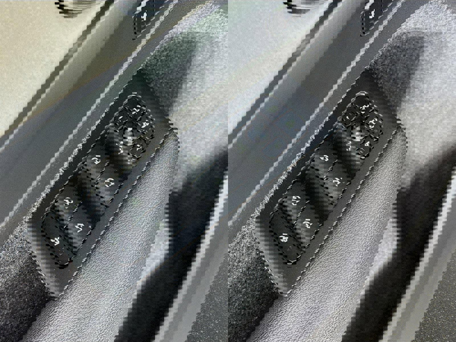 Used 2023 Volvo XC40 B4 Ultimate image 21