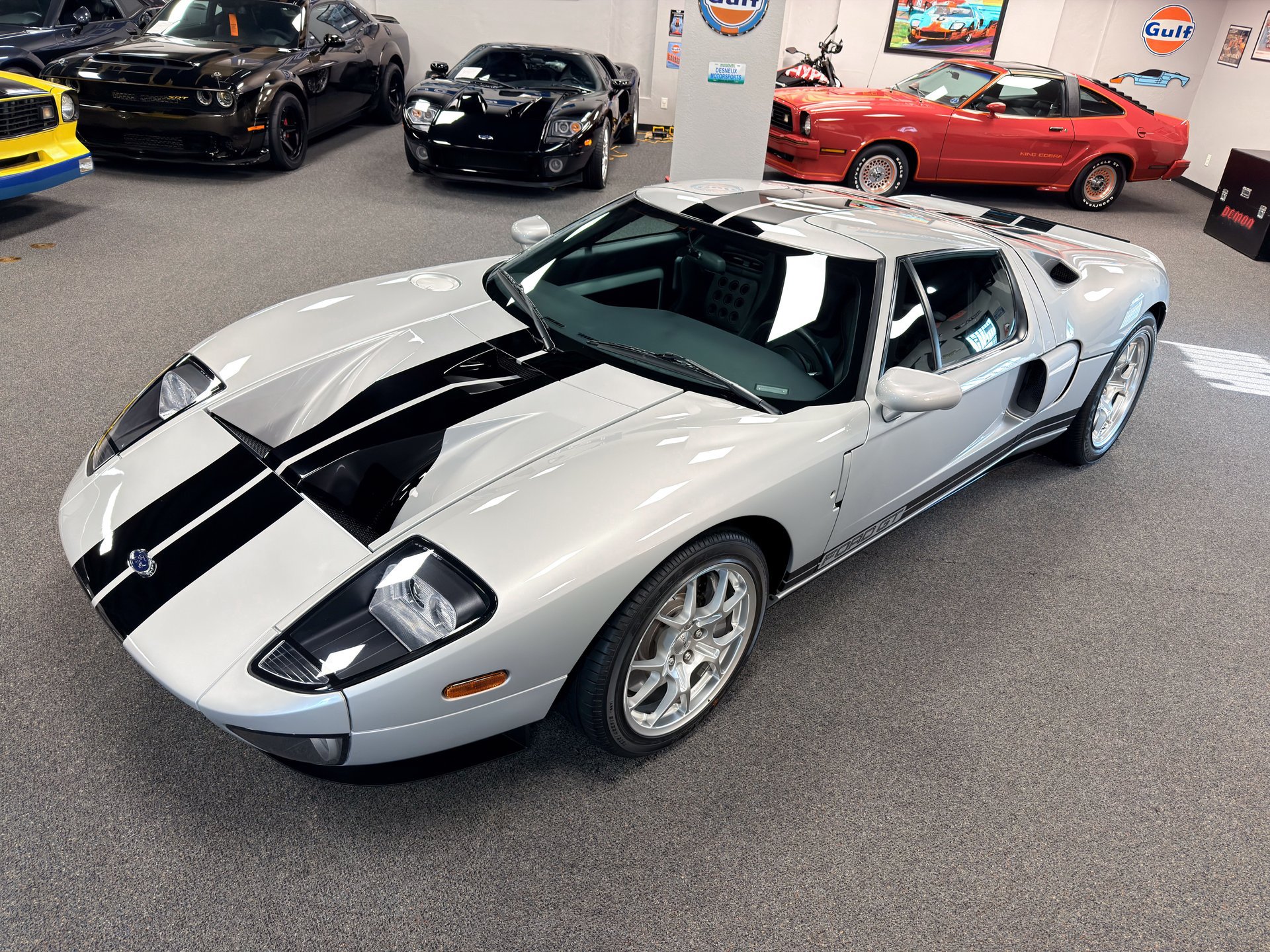 Used 2005 Ford GT RWD image 31