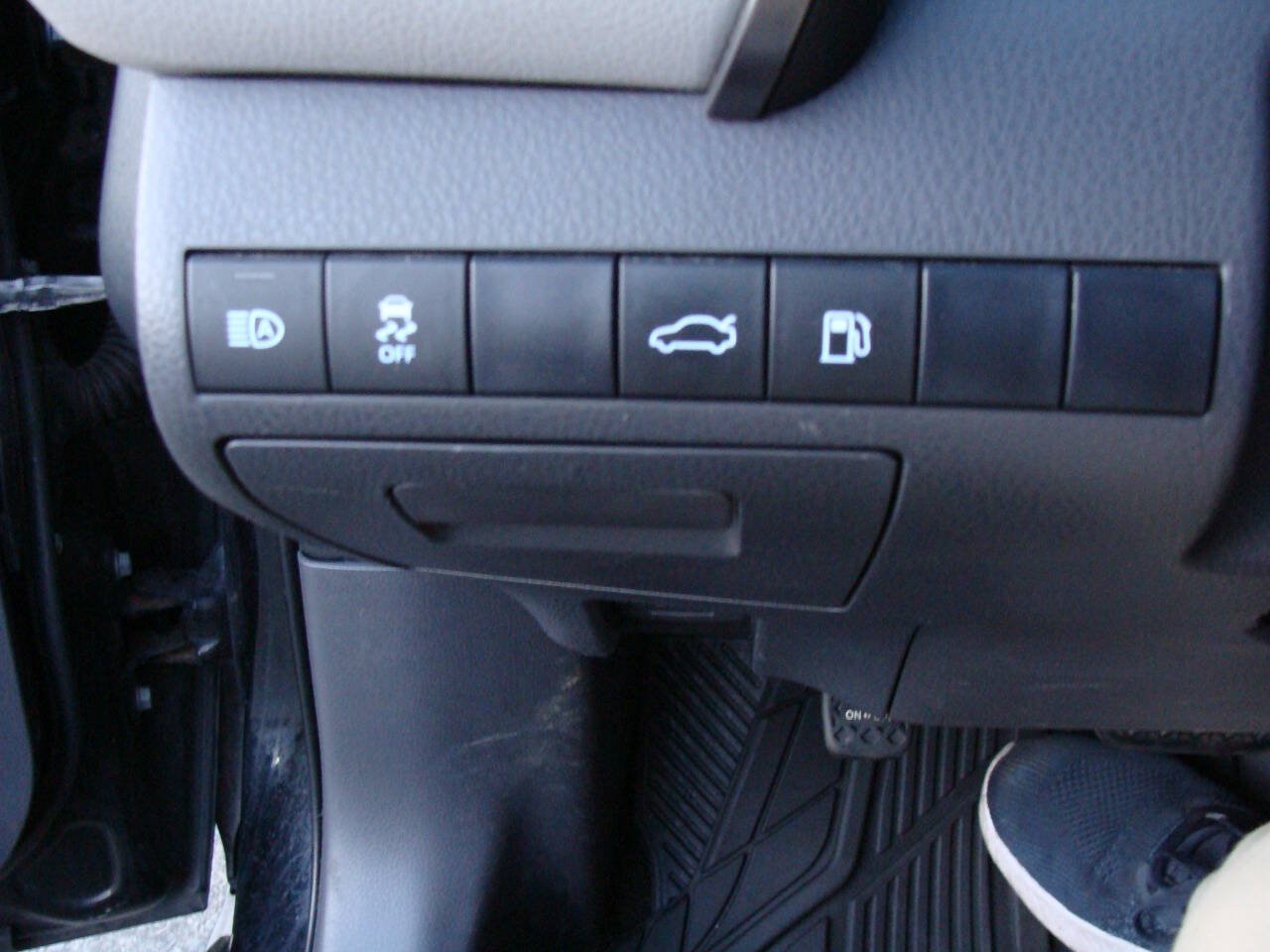 Used 2018 Toyota Camry SE FWD image 40