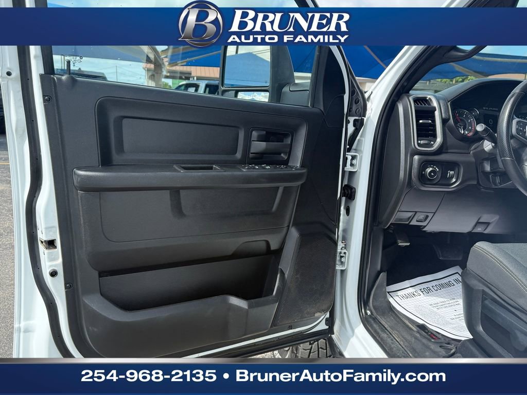 Used 2024 RAM 3500 Tradesman w/ Chrome Appearance Group AWD/4WD image 9