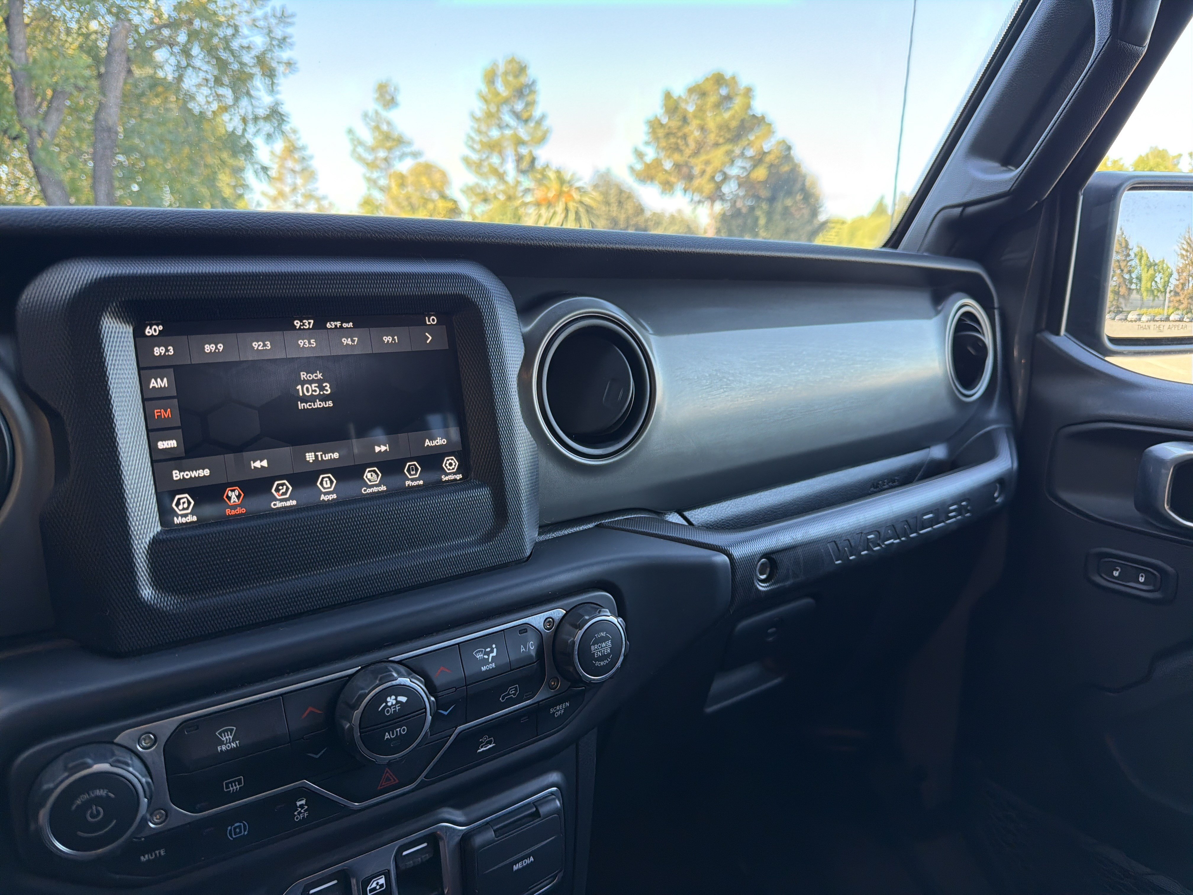 Used 2023 Jeep Wrangler Unlimited AWD/4WD image 32