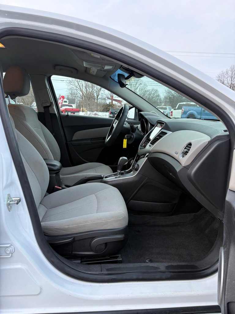 Used 2011 Chevrolet Cruze LT image 11